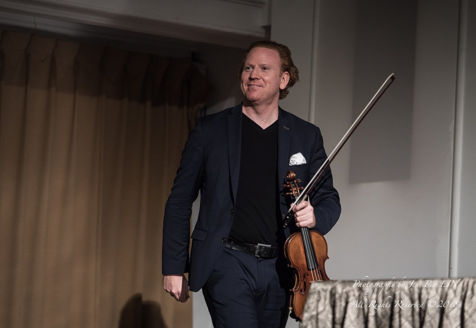 20180917-今日的主角小提琴家丹尼爾.霍普開心地攜著他的名琴出場