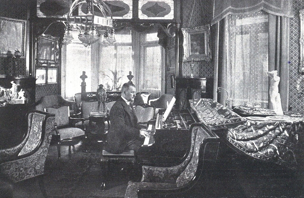 Lehár in his apartment in Vienna (1918)